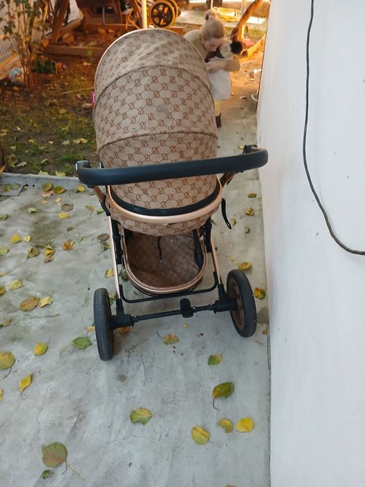 Vand căruț de copil