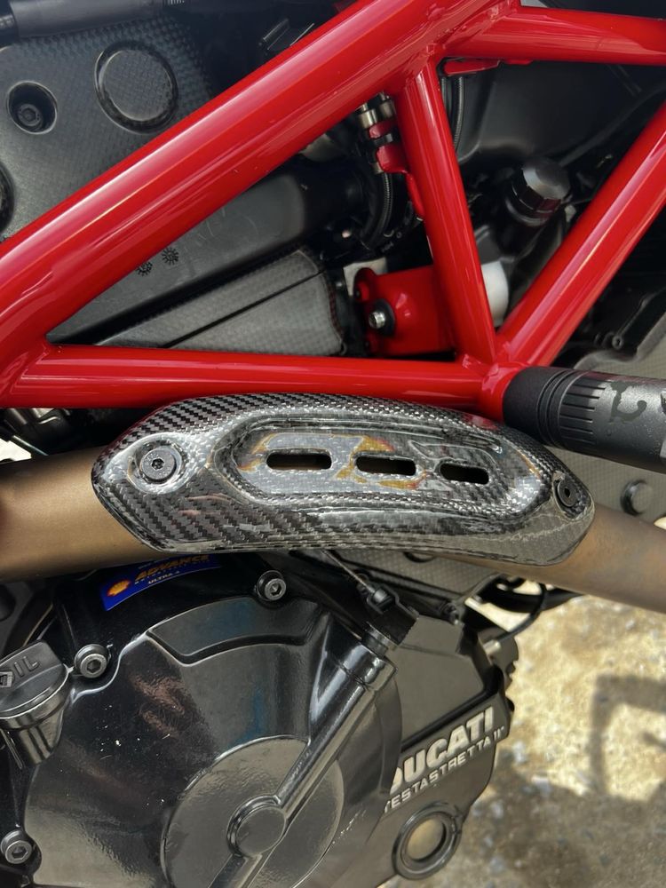 Истински Карбонов предпазител ( Carbon shield) ducati hypermotard 821