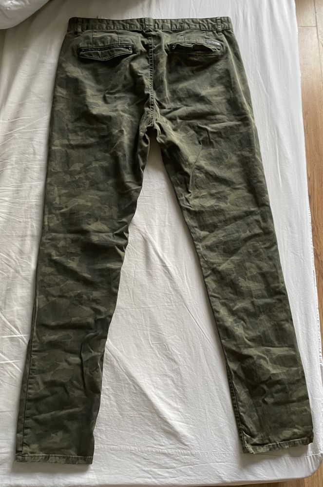 Мъжки камуфлажен панталон Zara