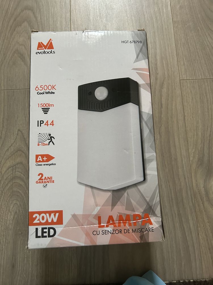 Lampa cu senzor de miscare