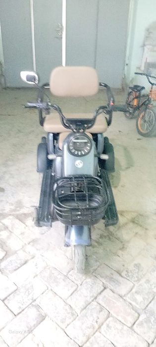 Скутер сотилади.