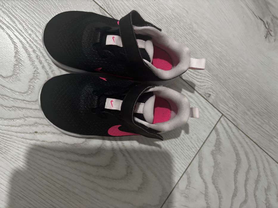 Adidasi nike ( fete)