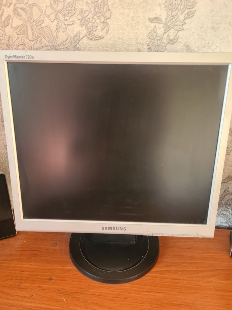 Монитор Samsung SyncMaster 720n