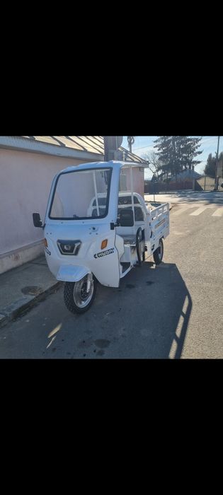 Triciclu Electric cu cabina, Fara Permis (25km/h), Motor 1500W, autono
