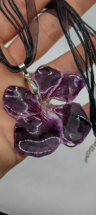 Колие с естествен цвят на Налба.  Дължината е максимално 23 см