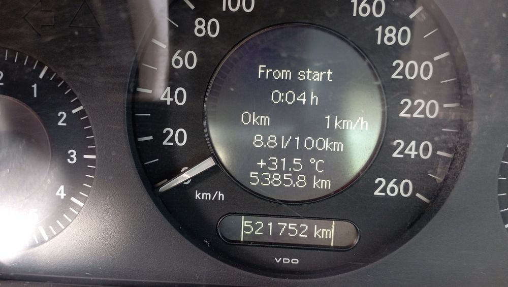 Vând sau schimb Mercedes Benz E