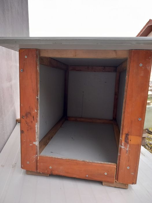 Cușcă câine din  panou sandviș