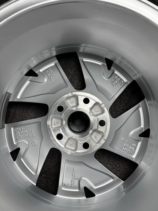 Set jante noi originale VW Golf 8 pe 16 iarna