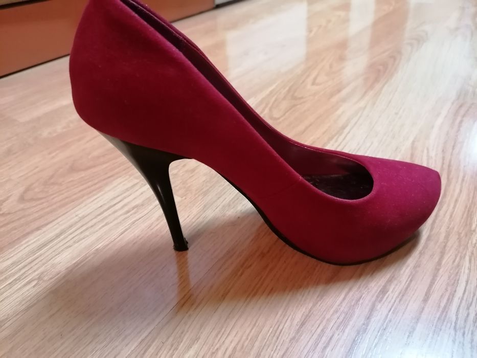 Pantofi rosii din catifea cu toc negru