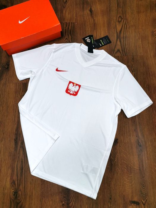 Tricouri de fotbal noi, originale, cu etichetă – de vânzare!