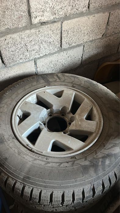 Диски с шинами комплект шипованые диски тоже новые подходят на паджеро