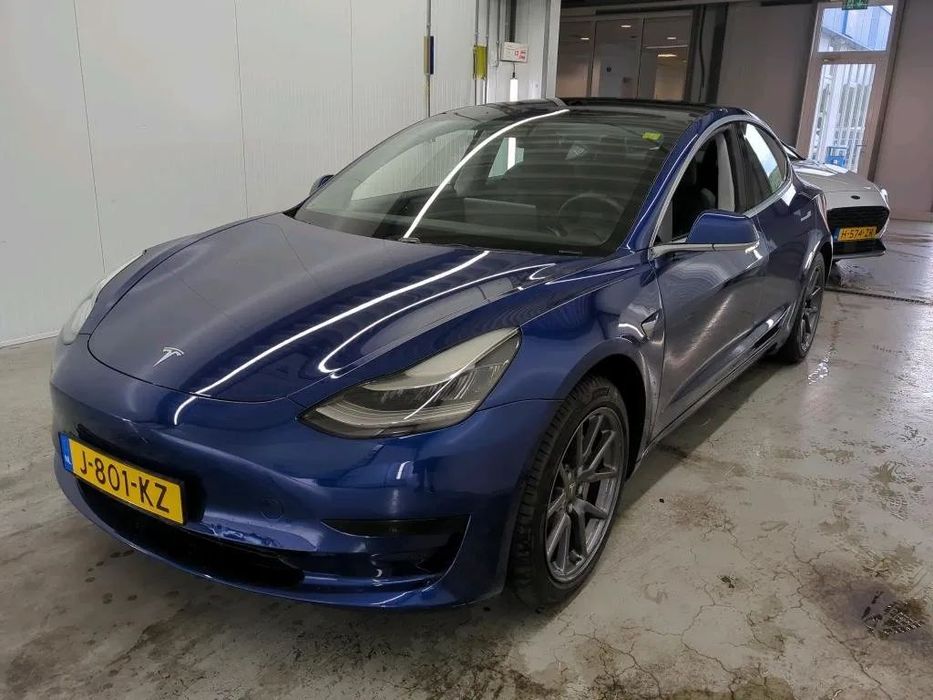 Tesla Model 3 Arata si functioneaza ca noua
