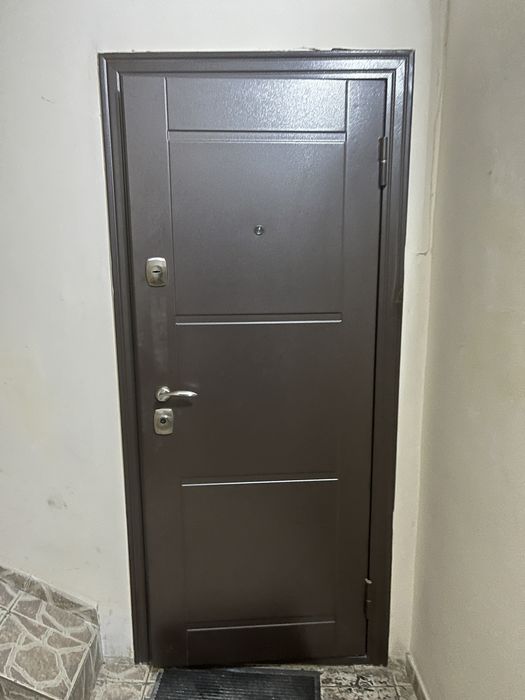 Продам входную железную дверь