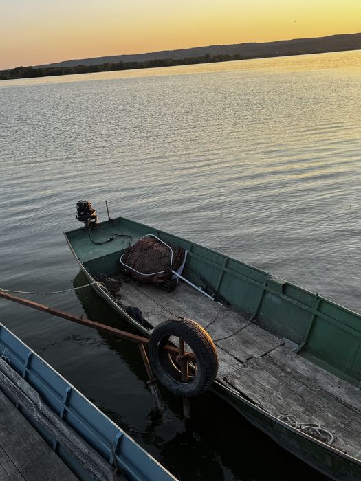 Vand barca de tabla  si  motor mercury de 5cp 4t