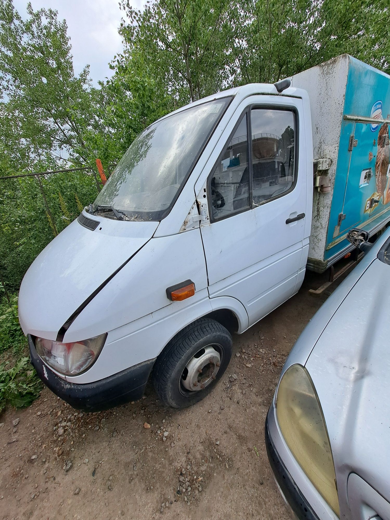 Dezmembrez Mercedes Benz Sprinter w904 2.2D 80 kw 2001
