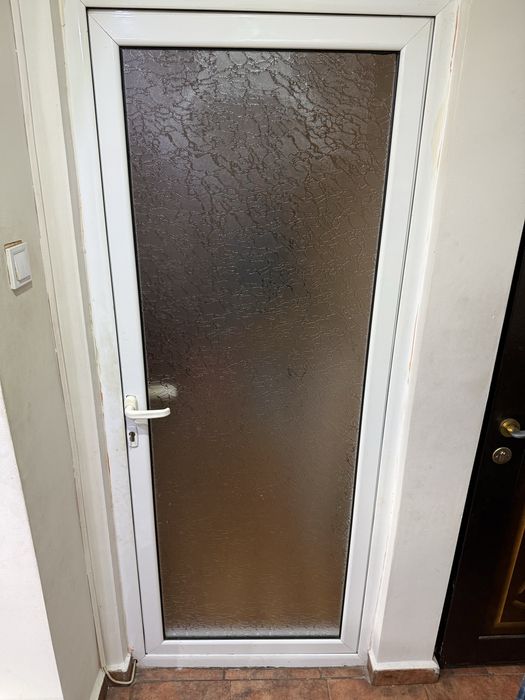 Usa din aluminiu cu sticla