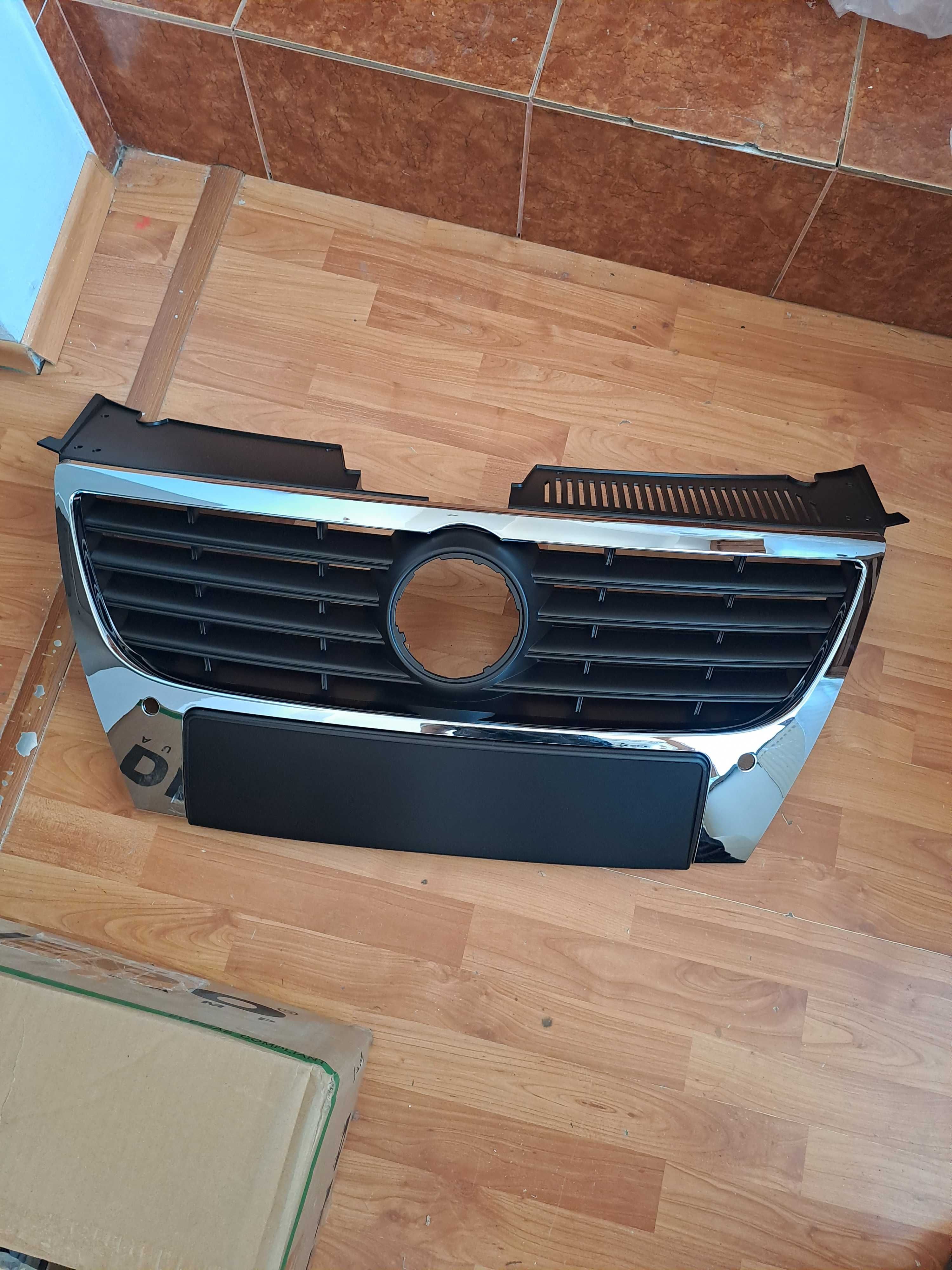 Grila radiator VW Passat B6 cu gauri pt senzori este noua
