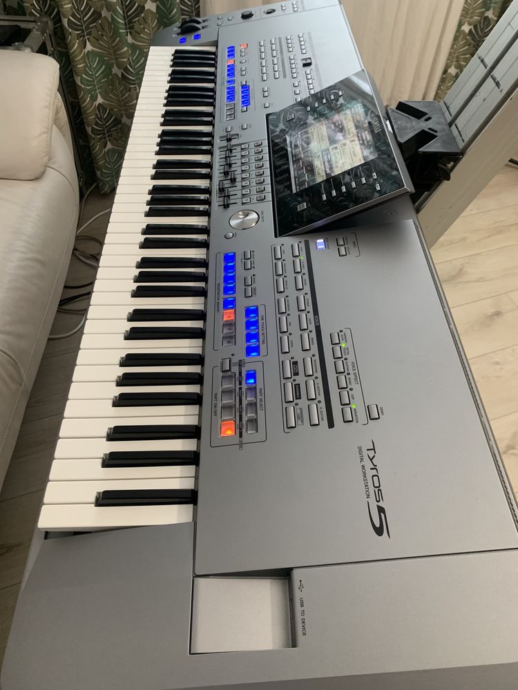 Vând Yamaha Tyros 5. 6 octave