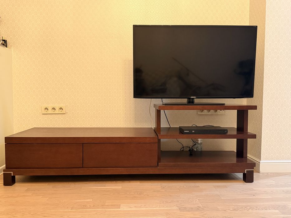 Телевизор с подставкой