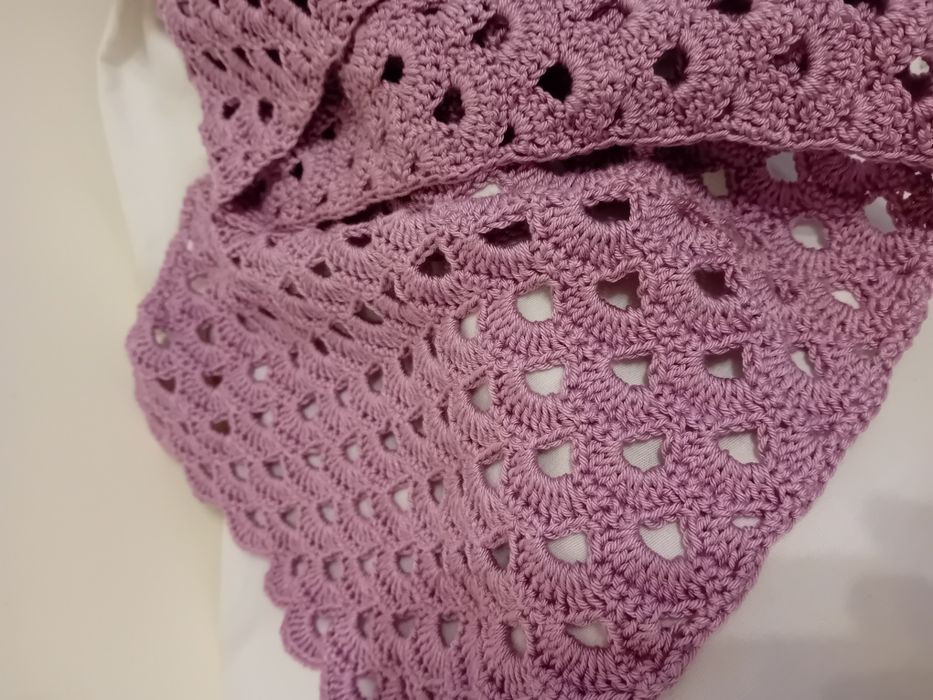Ръчно плетен шал на една кука, подходящ и за официални случаи