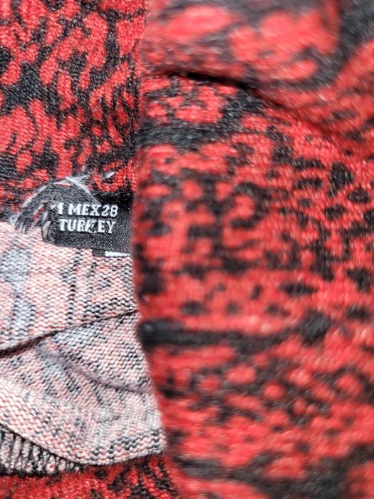 Черен пуловер туника и червено поло Zara