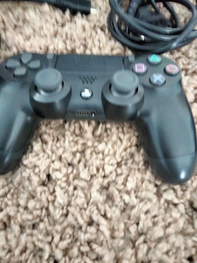 Vând PS4 slim cu 2 controlare