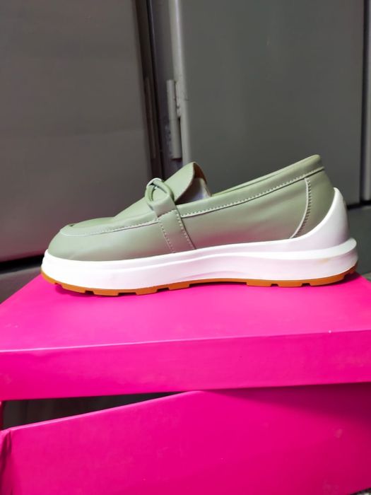 Продаю женскую обувь