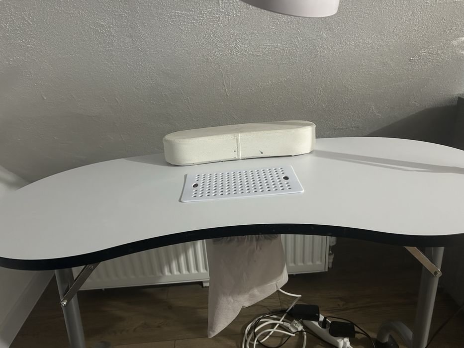 Masa de manichiura cu aspirator incorporat