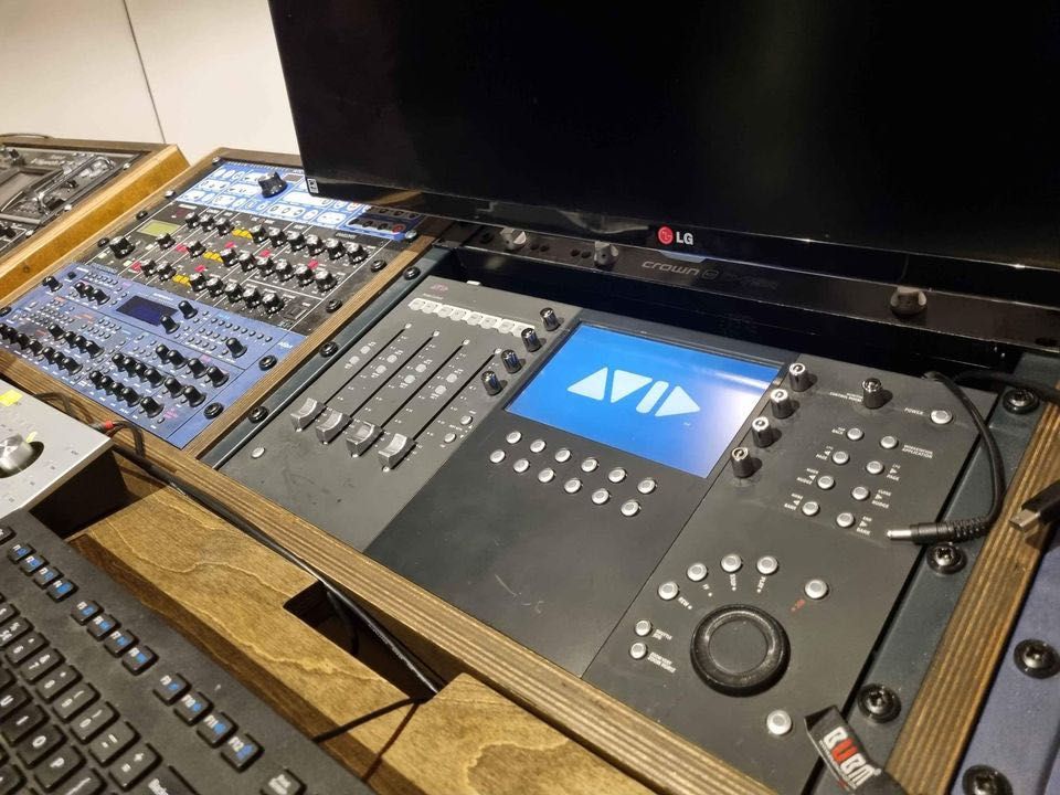 Продавам Avid artist control V2 + Artist Transport