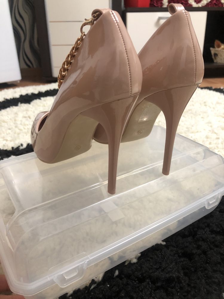 Pantofi cu toc nude