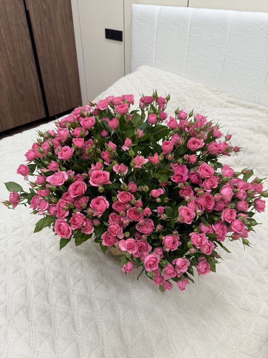 Спрей розы в корзине большой букет