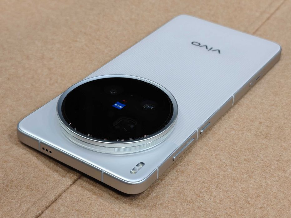 Нов Vivo X200 Ultra 12/256 Silver - Zeiss 50+200+50;SD8 Elite;6000mAh