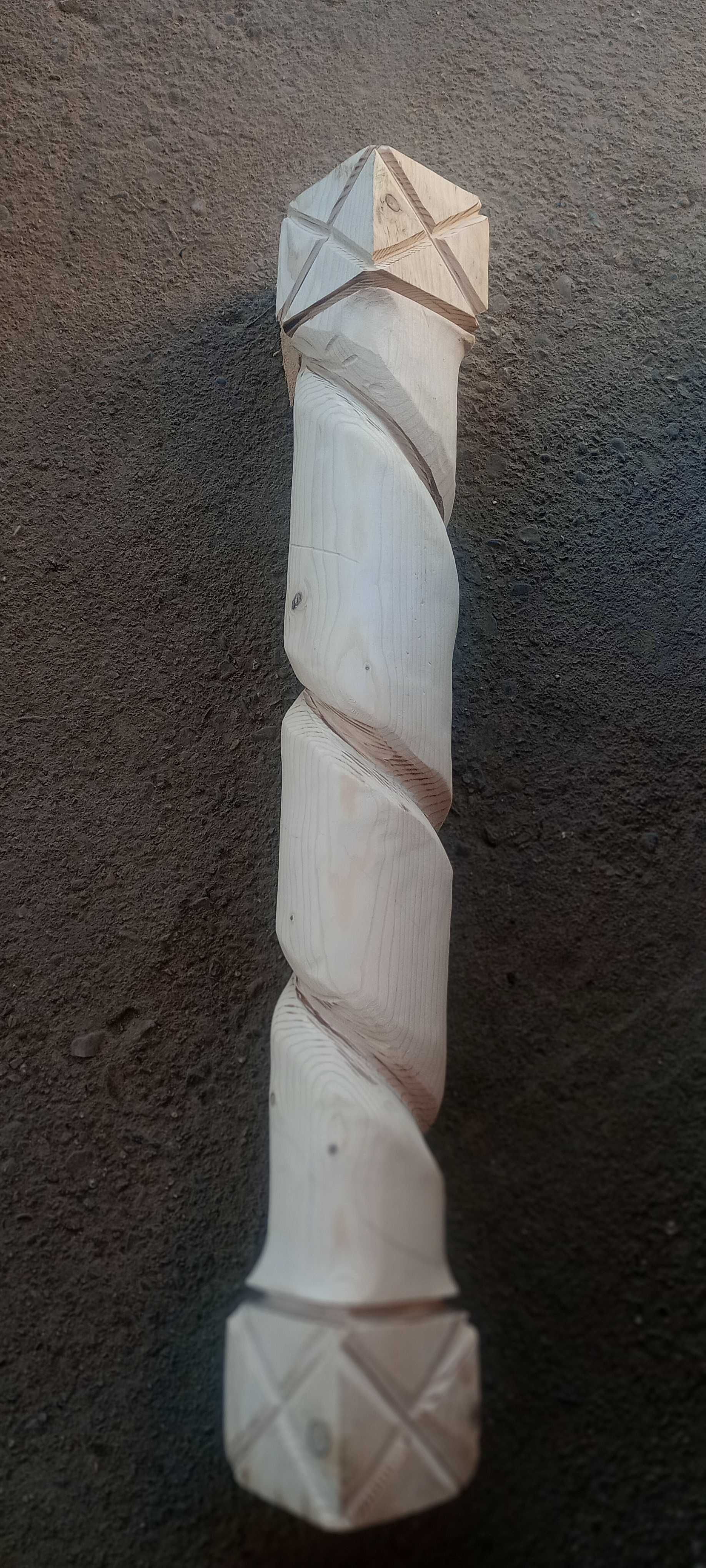 Stâlpii sculptați manual