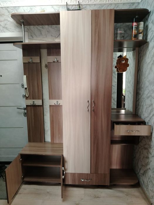 Продам прихожую .