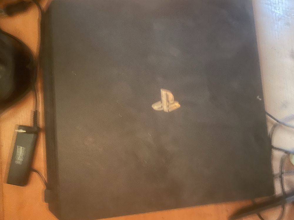 Продавам ps4 pro 1 TB + джойстик и една игра безплатно без