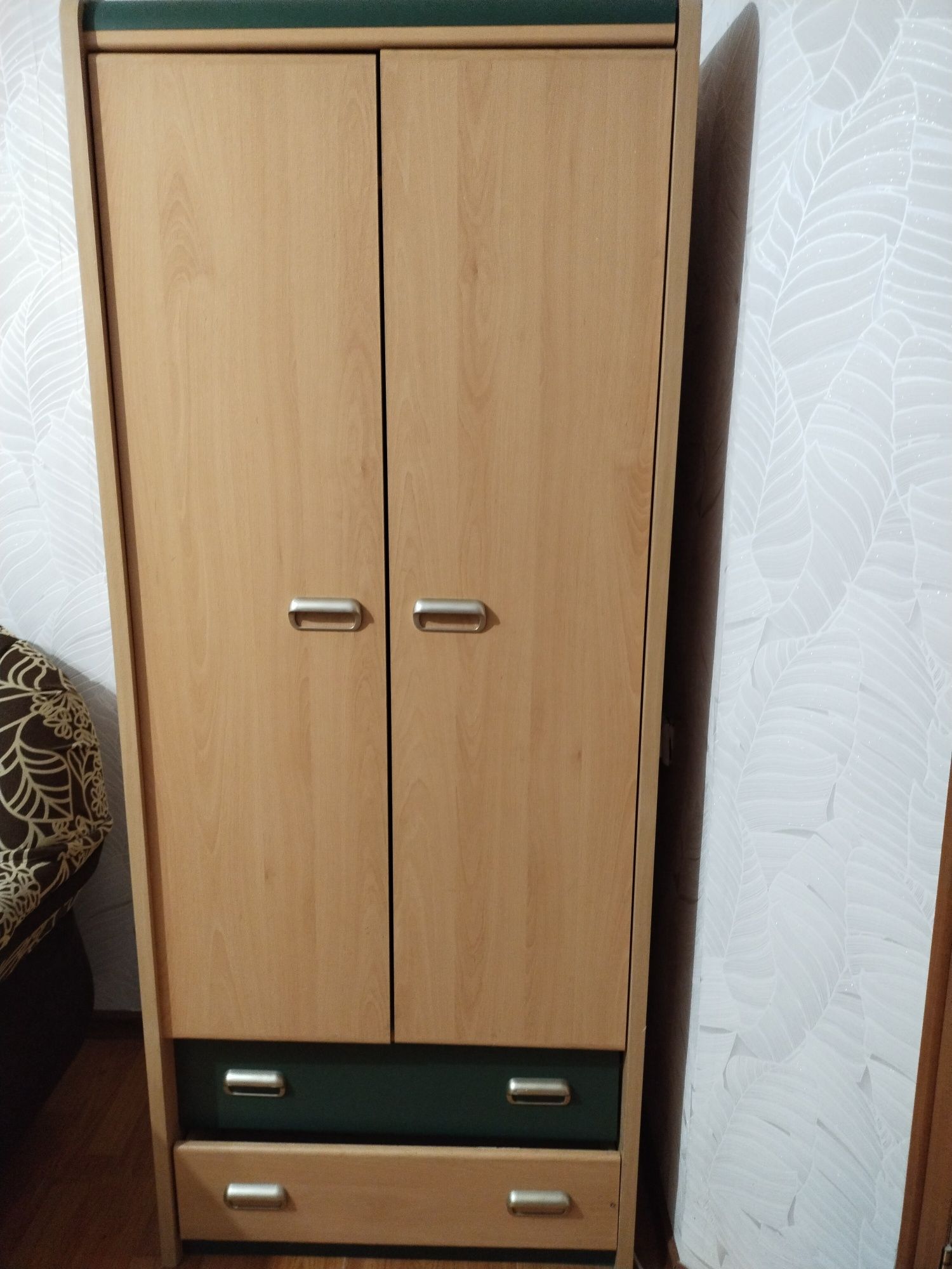 Продам диван и шкаф