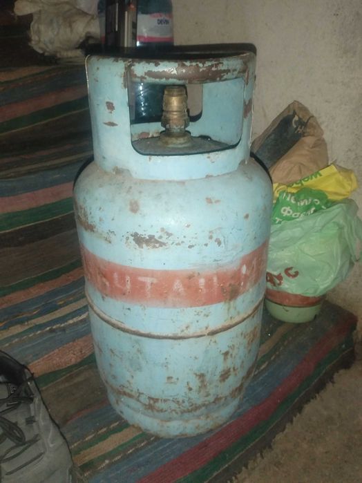 Продавам газова бутилка  10 кг.втора употреба но здрава!