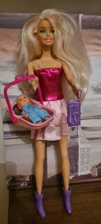 Papusa Barbie si bebe in cosulet