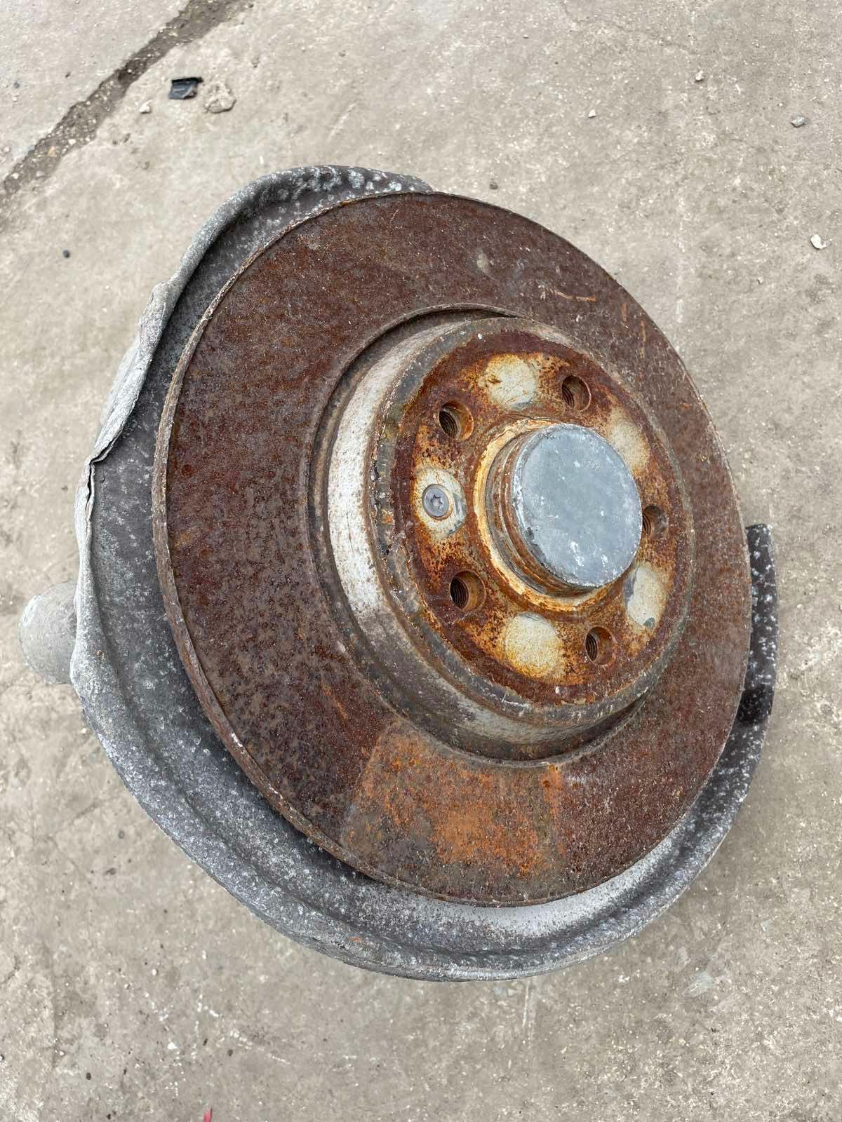 8K0505431AP шенкел с главина заден ляв от Audi A4 B8 1.8 TFSI 120 ph.