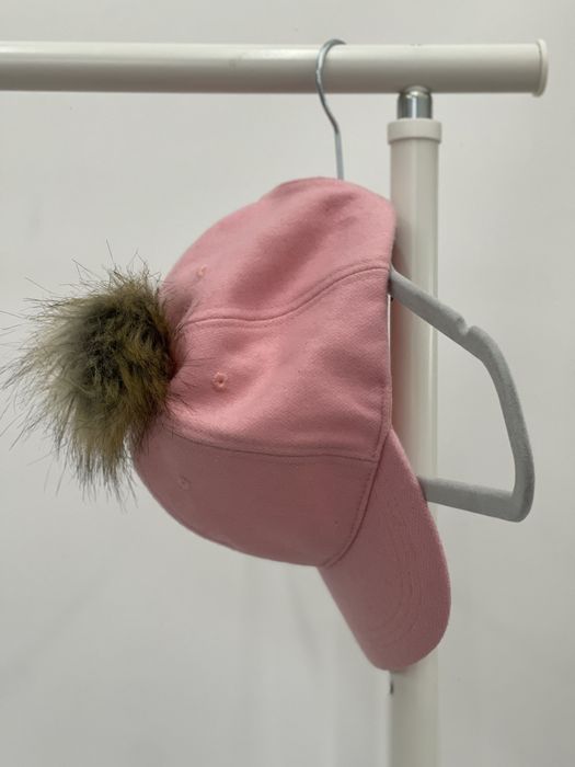 Розова шапка с козирка и пух