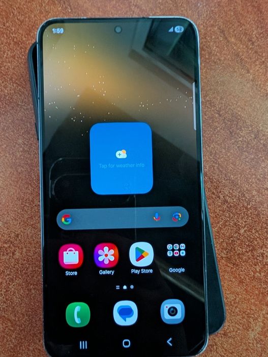 Samsung Galaxy S22, работи перфектно, само козметични забележки 

1. S