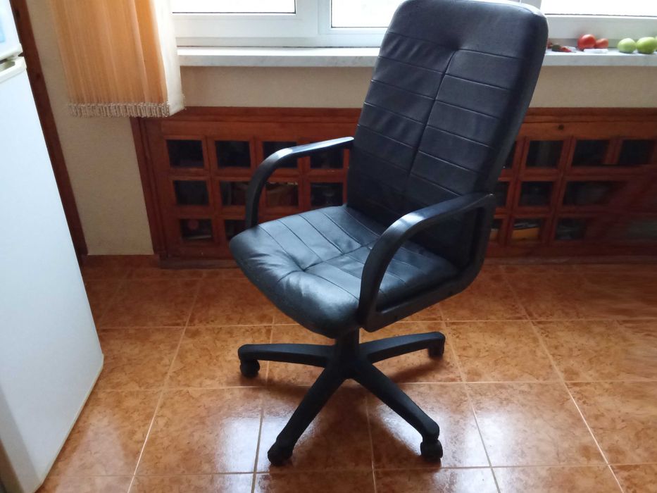 офис стол черен кожен