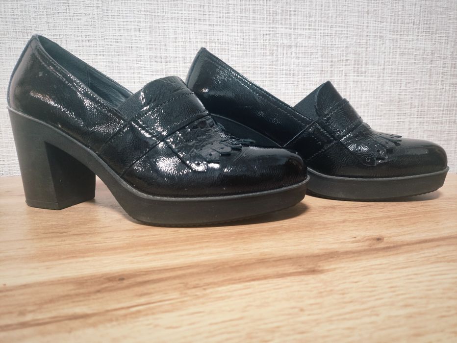 Лаковые туфли из натуральной кожи