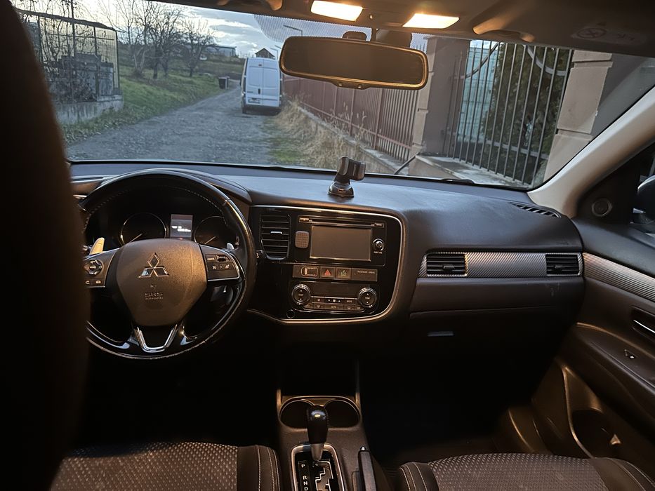Mitubishi Outlander 4x4 2016 cu 7 locuri