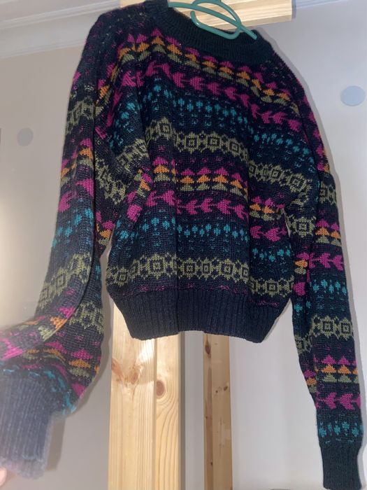 Цветни пуловери и жилетки