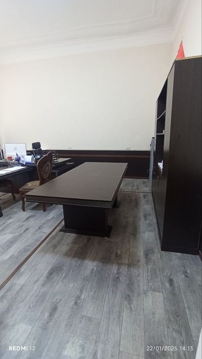 oʻfis mebellari va devor ashibkalar