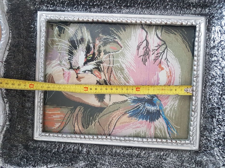 Goblen fata, pisica si pasarea 28 x 22 cm lumina ramei.
