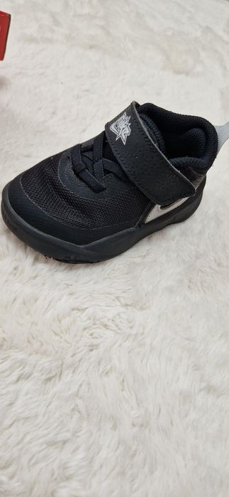 Adidași Nike, mărimea 22.