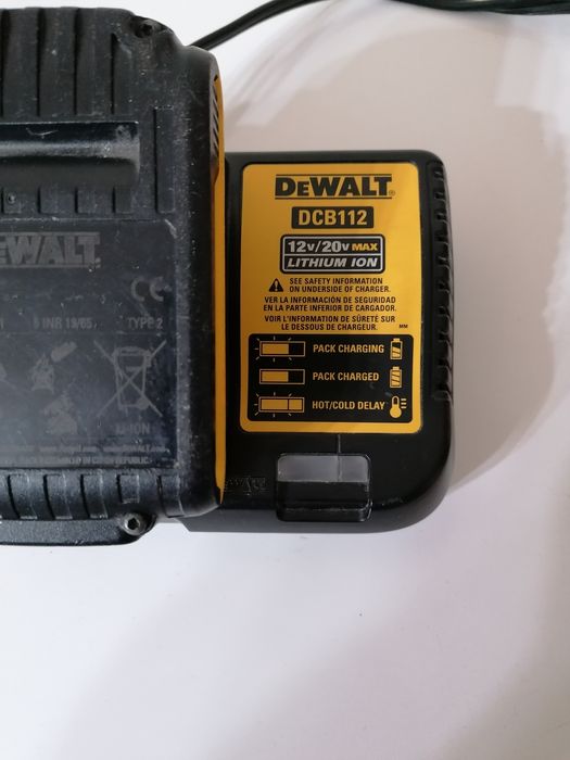 Încărcător dewalt DCB112