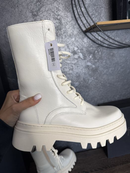 Ghete bej, 39, noi cu eticheta